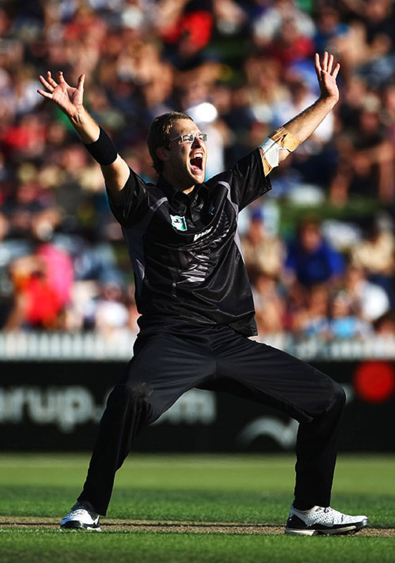 Daniel Vettori appeals as England collapse to 158 all out, New Zealand v England, 2nd ODI, Hamilton, February 12, 2008