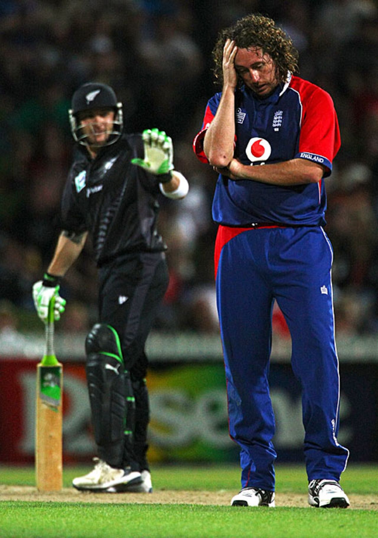 Ryan Sidebottom hangs his head as Brendon McCullum and Jesse Ryder flayed England around Hamilton, New Zealand v England, 2nd ODI, Hamilton, February 12, 2008