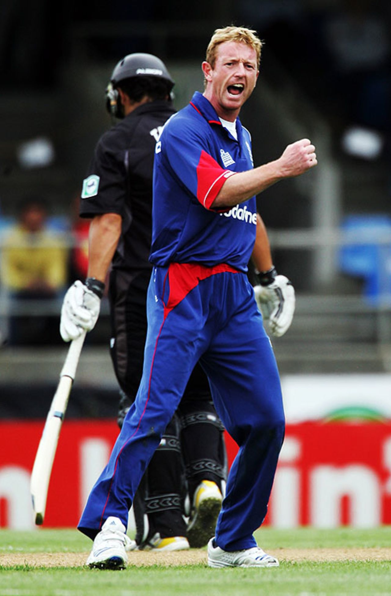Paul Collingwood claimed three wickets, including Peter Fulton for 4, New Zealand v England, 3rd ODI, Auckland, February 15, 2008