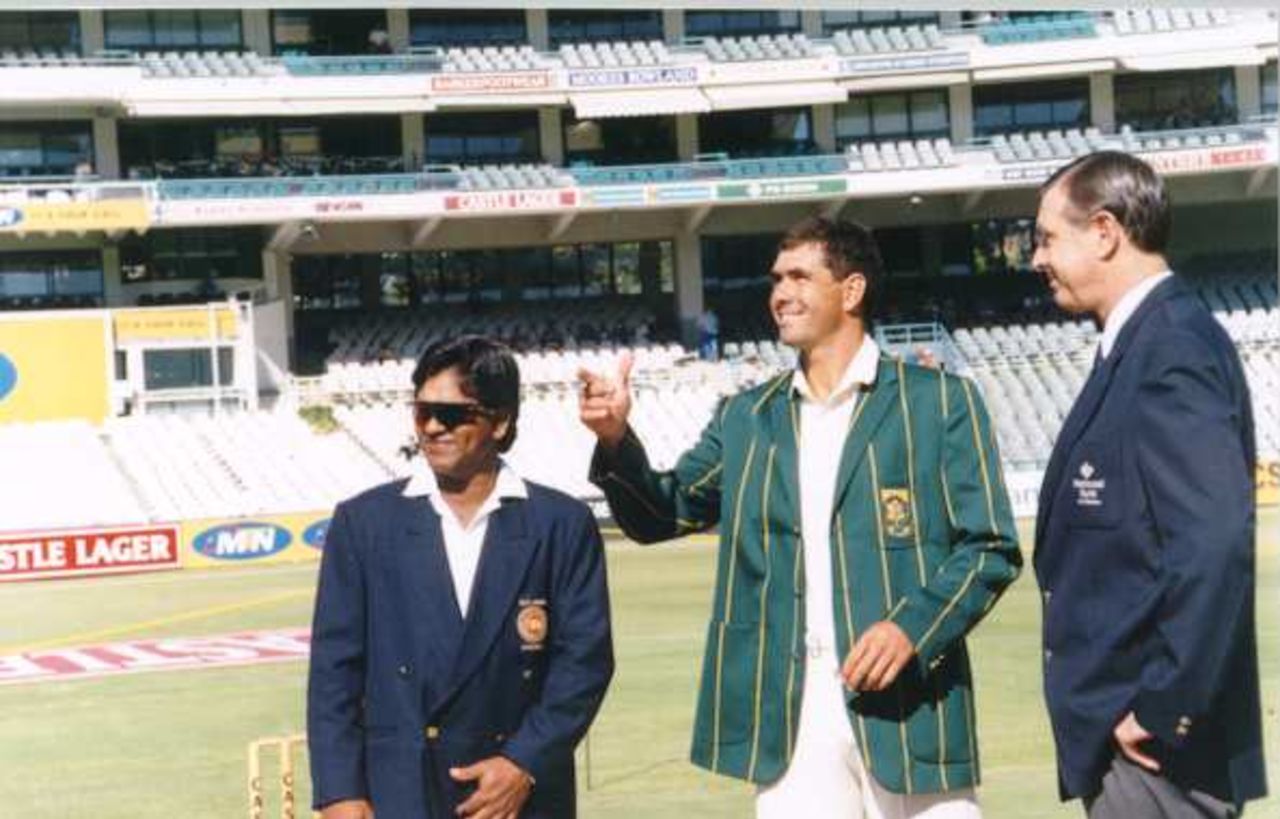Hansie Cronje tosses the coin watched by Arjuna Ranatunga, South Africa v Sri Lanka, 1st Test at Newlands, Cape Town, March 19 1998