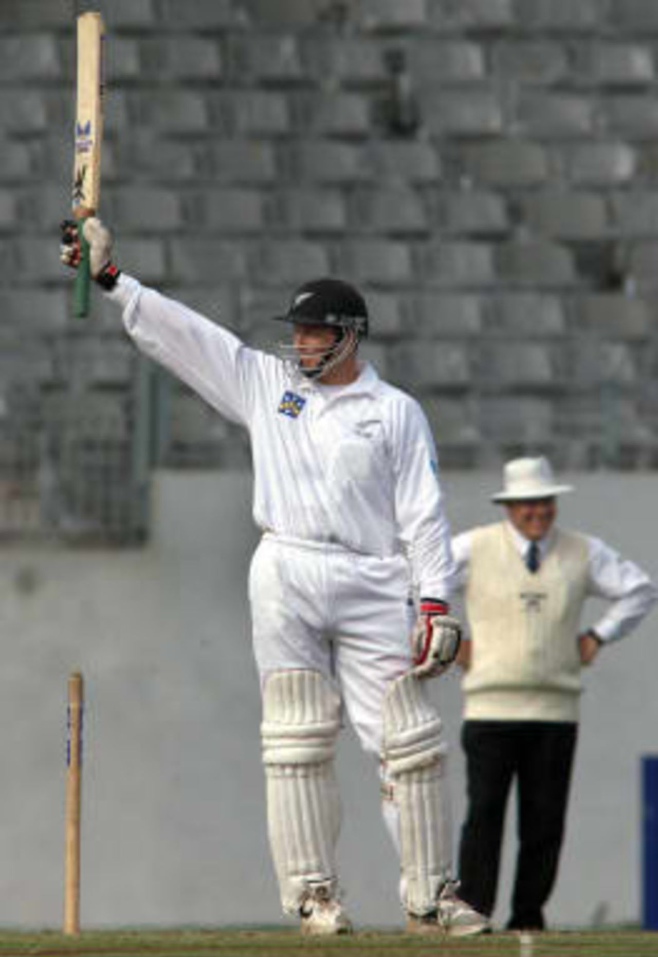 Allott acknowledges the applause after beating the record for longest Test innings without a run scored - South Africa in New Zealand, 1998/99, 1st Test, New Zealand v South Africa, Eden Park, Auckland, 2 March 1999