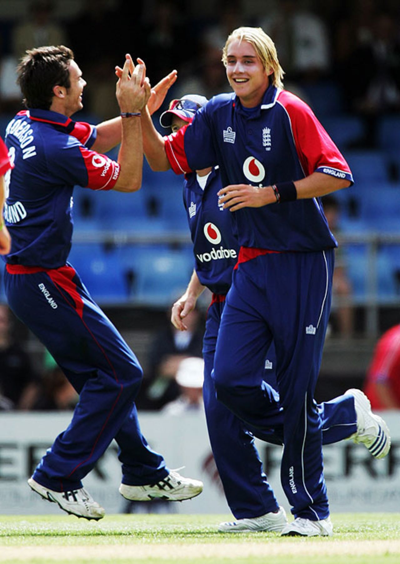 Stuart Broad claims the important wicket of Scott Styris, New Zealand v England, 3rd ODI, Auckland, February 15, 2008