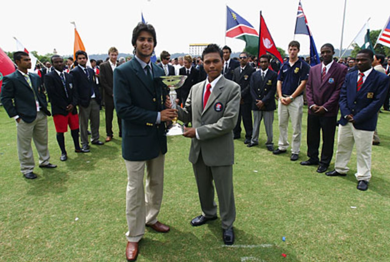 Pakistan captain Imad Wasim and Malaysia captain Ahmed Faiz pose with the ICC Under-19 World Cup trophy, Under-19 World Cup, Kuala Lumpur, February 15, 2008