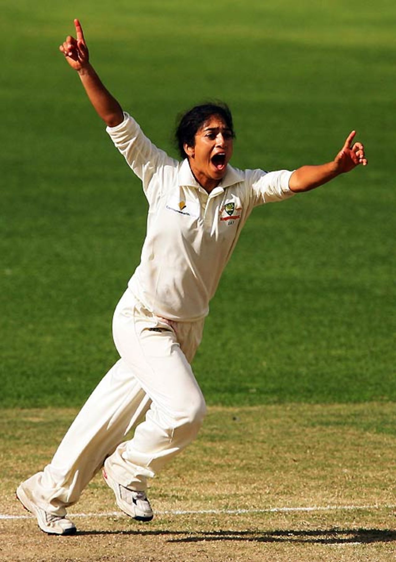 Lisa Sthalekar helped Australia claw back with quick wickets, Australia v England, only Test, Bowral, 2nd day, February 16, 2008