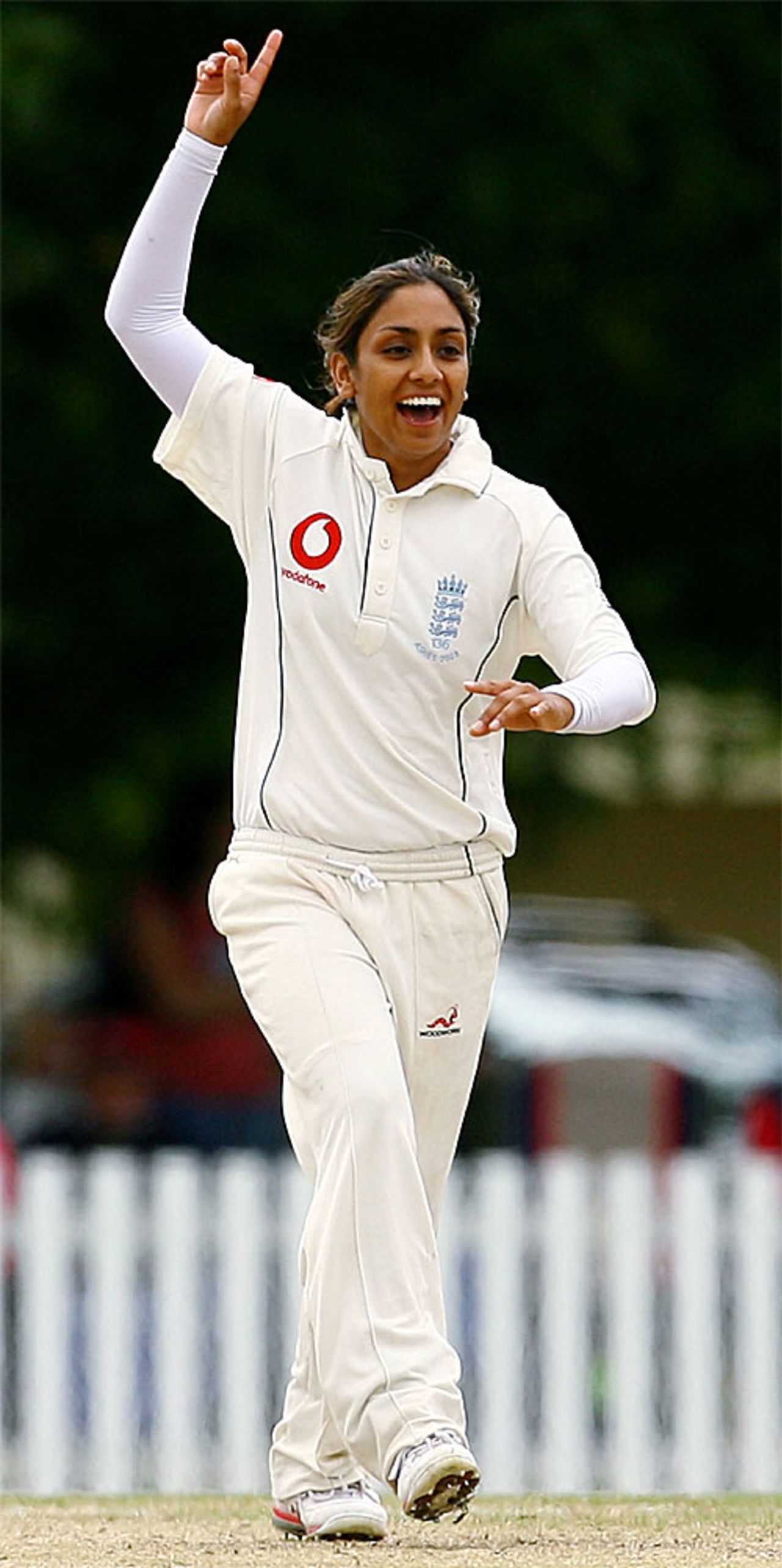 Isa Guha continued to prove her worth as a Test bowler, Australia v England, only Test, Bowral, 3rd day, February 17, 2008