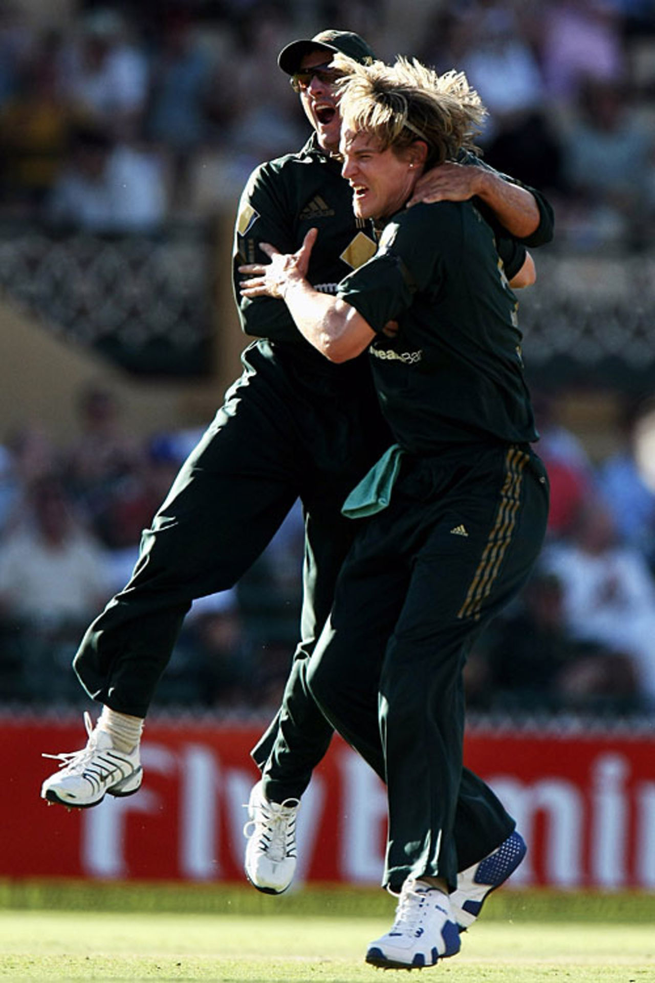Nathan Bracken is overjoyed after dismissing Sachin Tendulkar, Australia v India, 7th match, CB Series, Adelaide, February 17, 2008