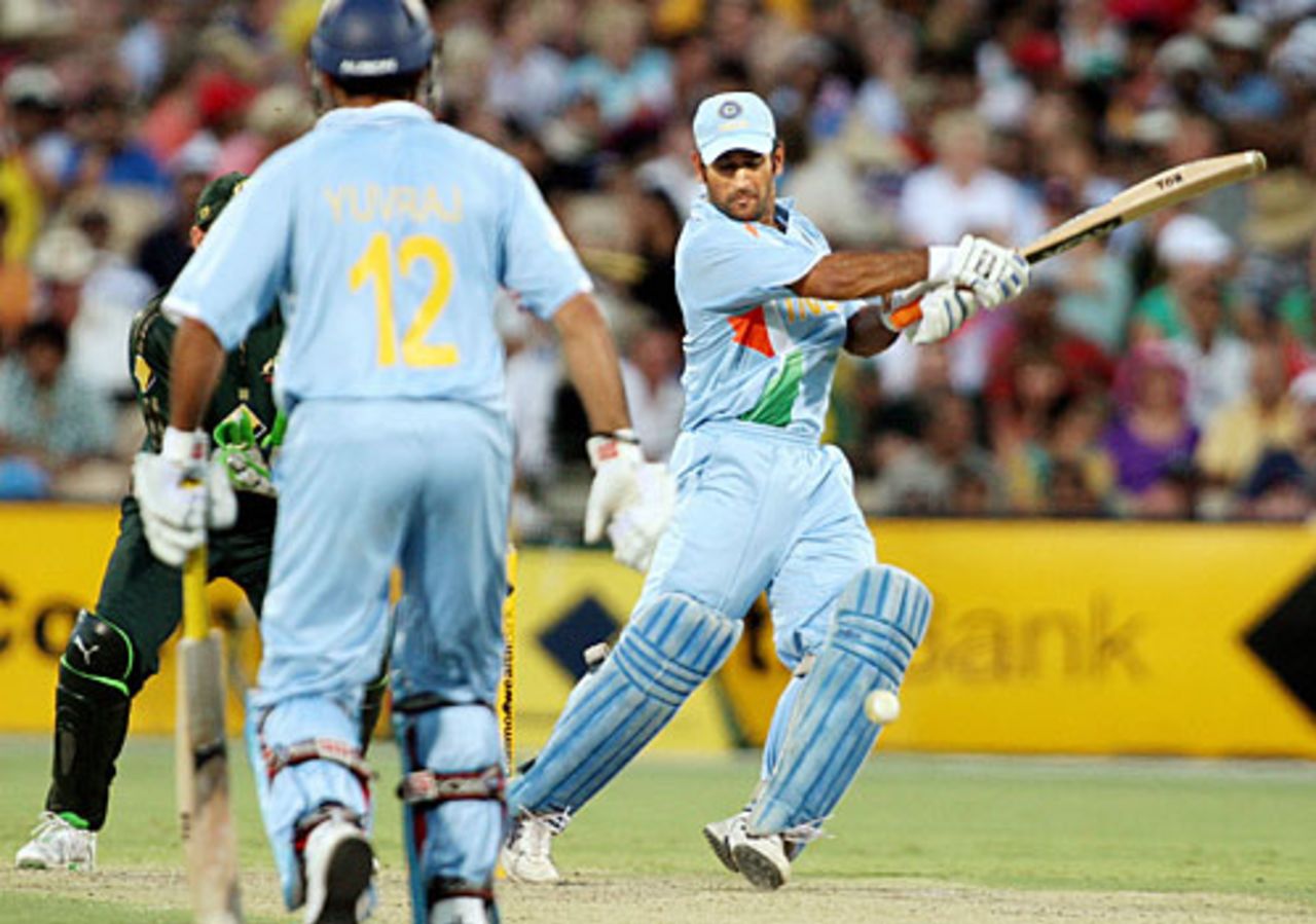 Mahendra Singh Dhoni scored 37, Australia v India, 7th match, CB Series, Adelaide, February 17, 2008