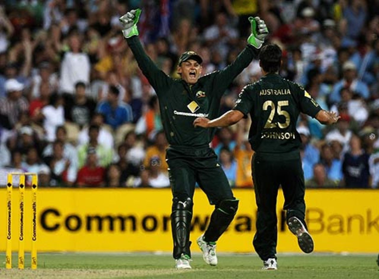 Mitchell Johnson and Adam Gilchrist celebrate, Australia v India, 7th match, CB Series, Adelaide, February 17, 2008
