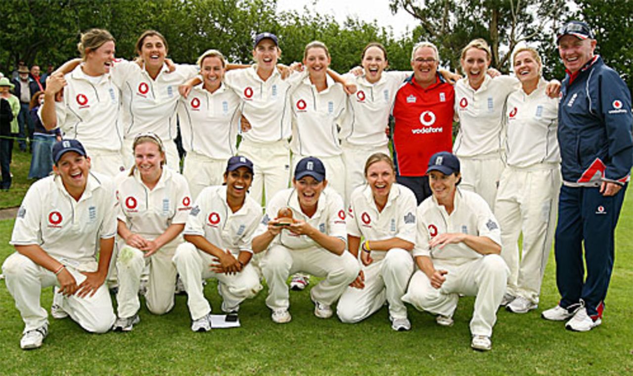 The victorious England team celebrate retaining the Ashes, Australia v England, only Test, Bowral, 4th day, February 17, 2008