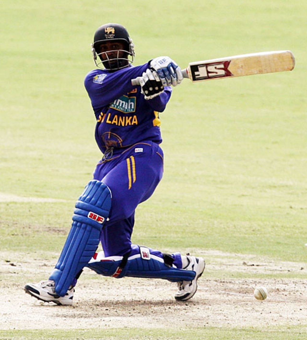 Chamara Silva swivels around to pull, India v Sri Lanka, 8th match, CB Series, Adelaide, February 19, 2008 
