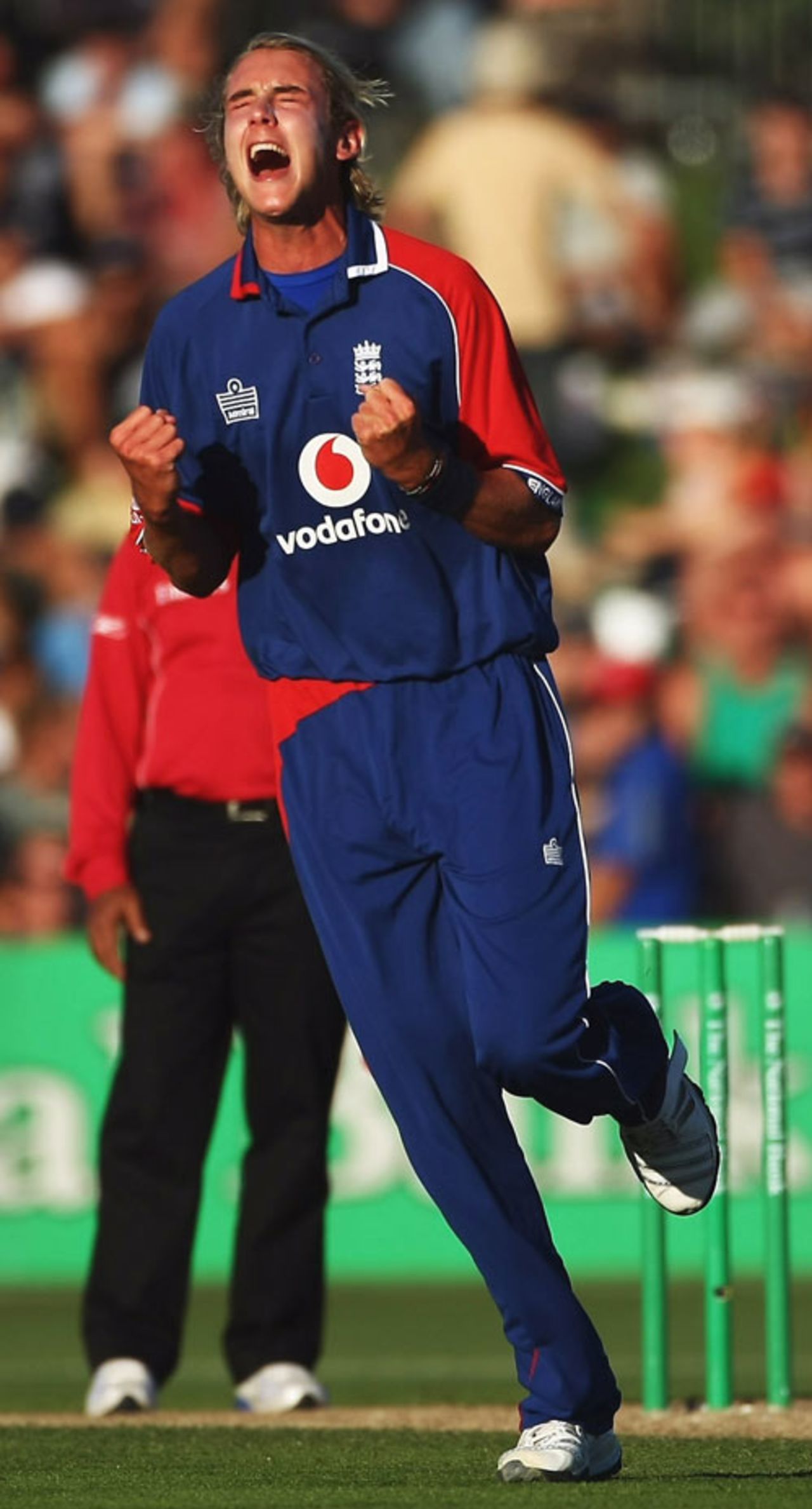 Stuart Broad is ecstatic after dismissing Jacob Oram, New Zealand v England, 4th ODI, Napier, February 20, 2008