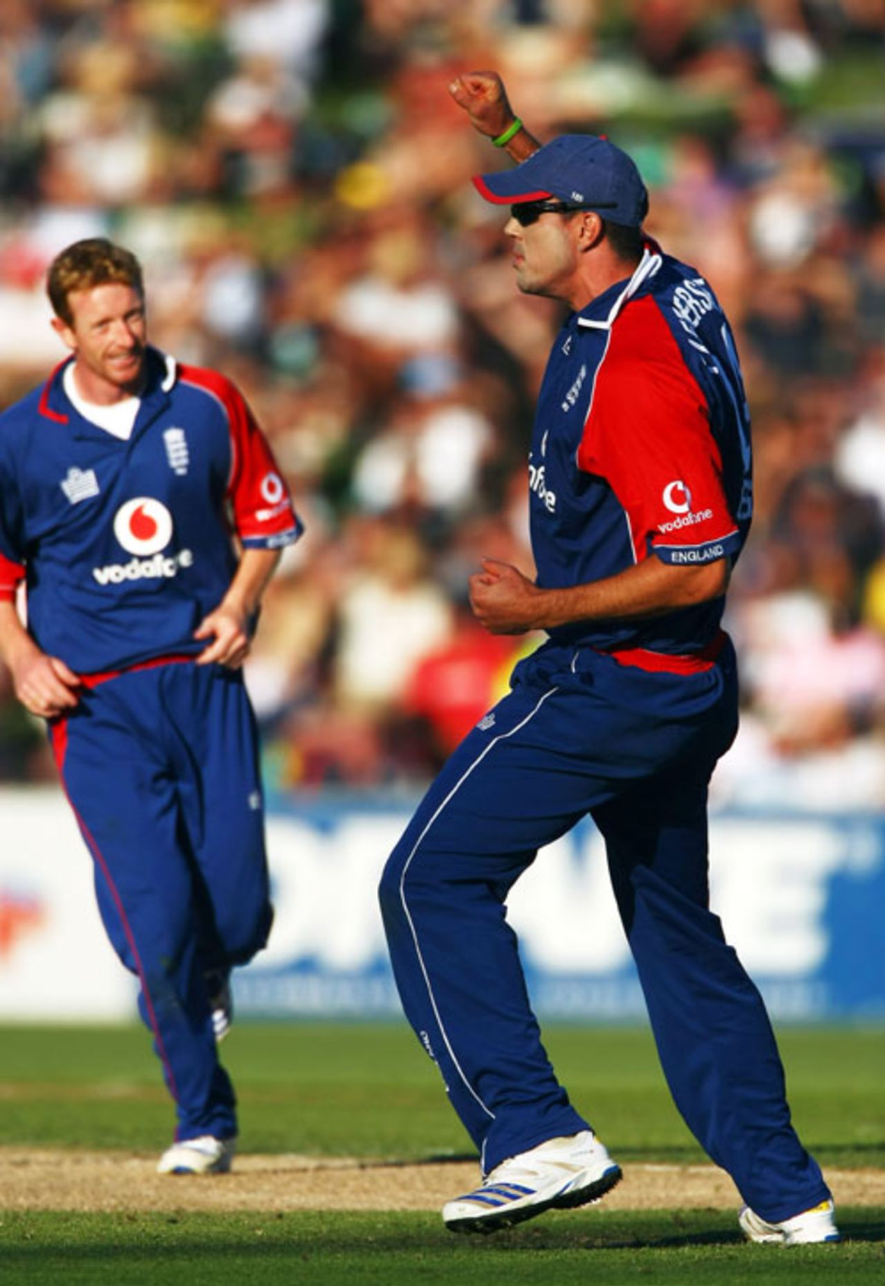 Kevin Pietersen celebrates his catch to dismiss Jacob Oram, New Zealand v England, 4th ODI, Napier, February 20, 2008