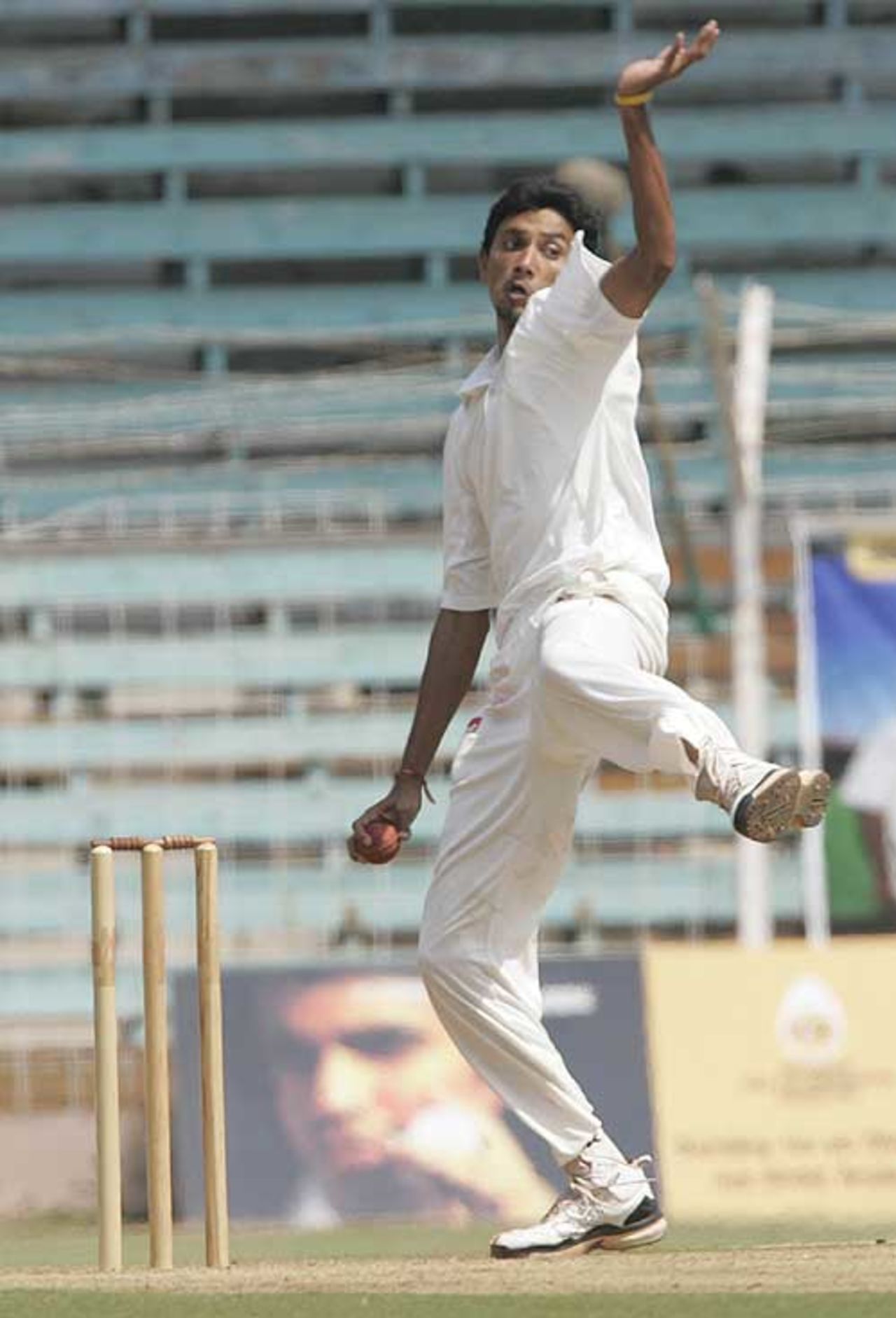 Siddharth Trivedi bowls on day two of the Duleep Trophy final, North Zone v West Zone, Duleep Trophy final, 2nd day, Mumbai, February 20, 2008