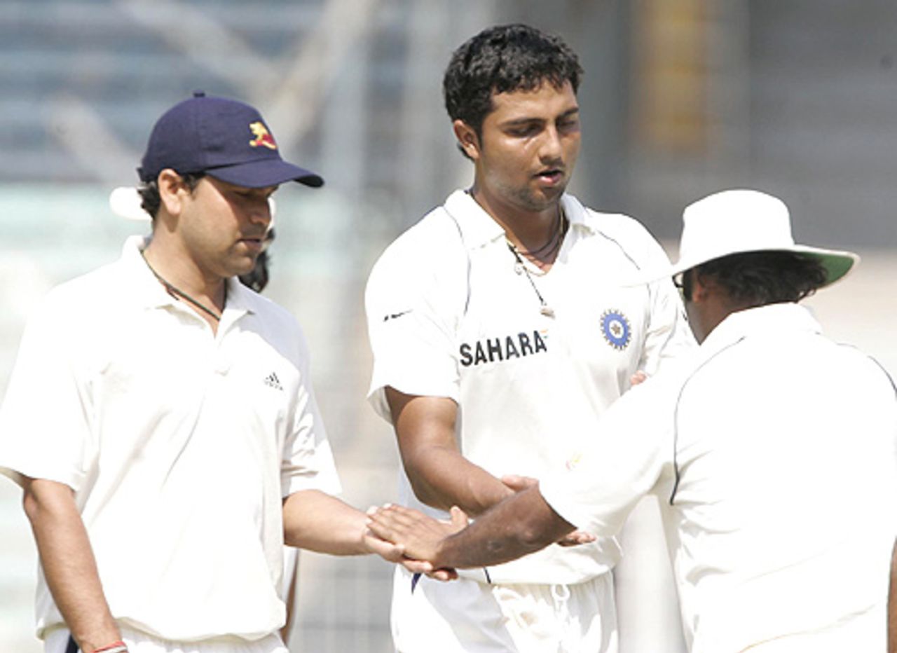 Ashok Thakur and VRV Singh are given a pep talk, North Zone v West Zone, Duleep Trophy final, 3rd day, Mumbai, February 21, 2008