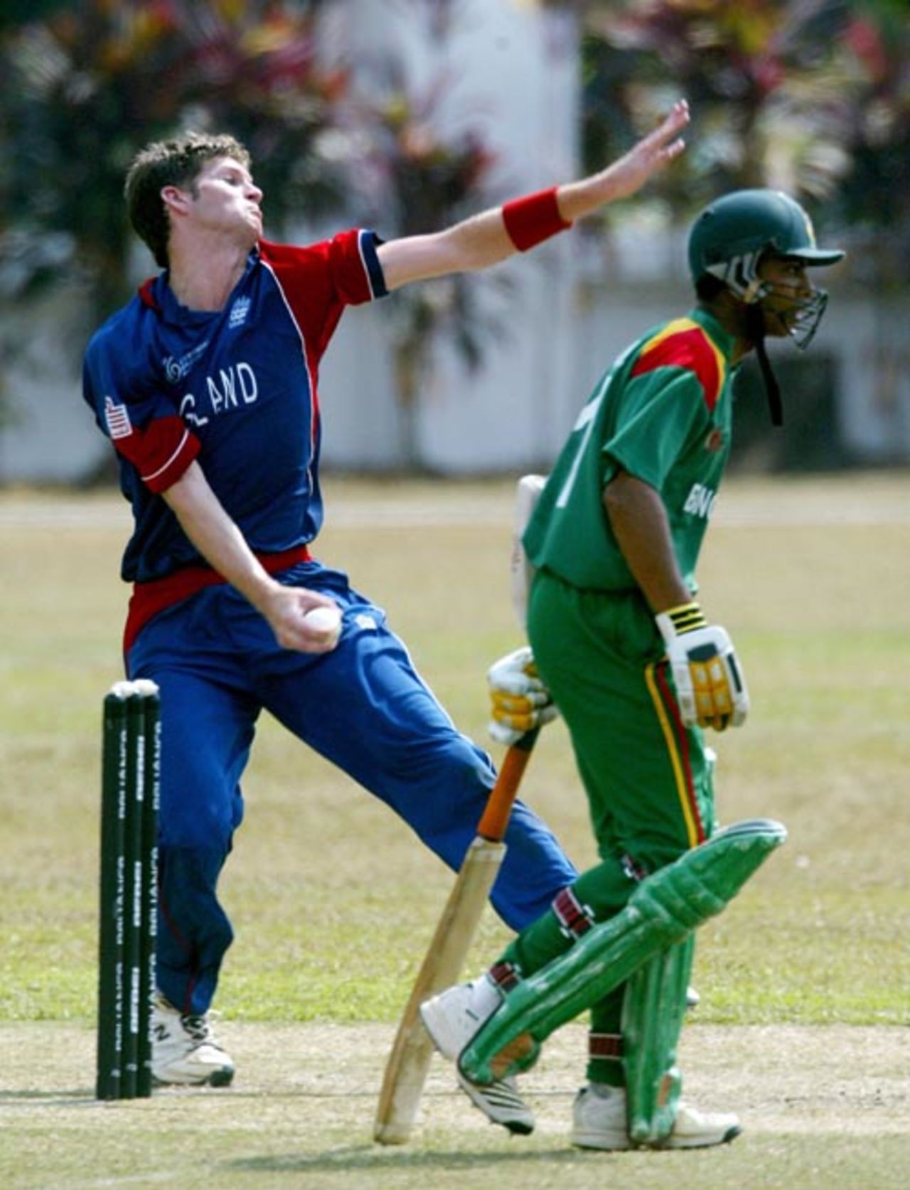 James Lee prepares to send in a delivery, Bangladesh Under-19s v England Under-19s, Under-19 World Cup, Kuala Lumpur, February 22, 2008 
