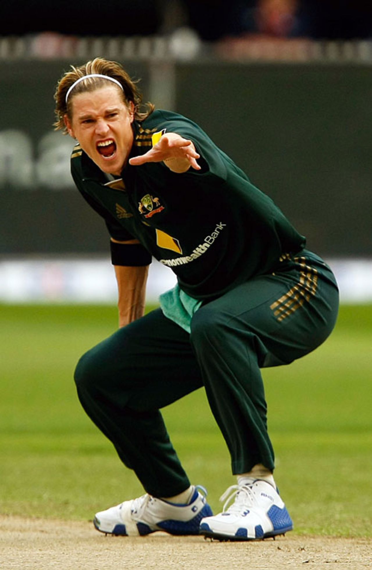 Nathan Bracken appeals for a wicket, Australia v Sri Lanka, 9th  match, CB Series, Melbourne, February 22, 2008 