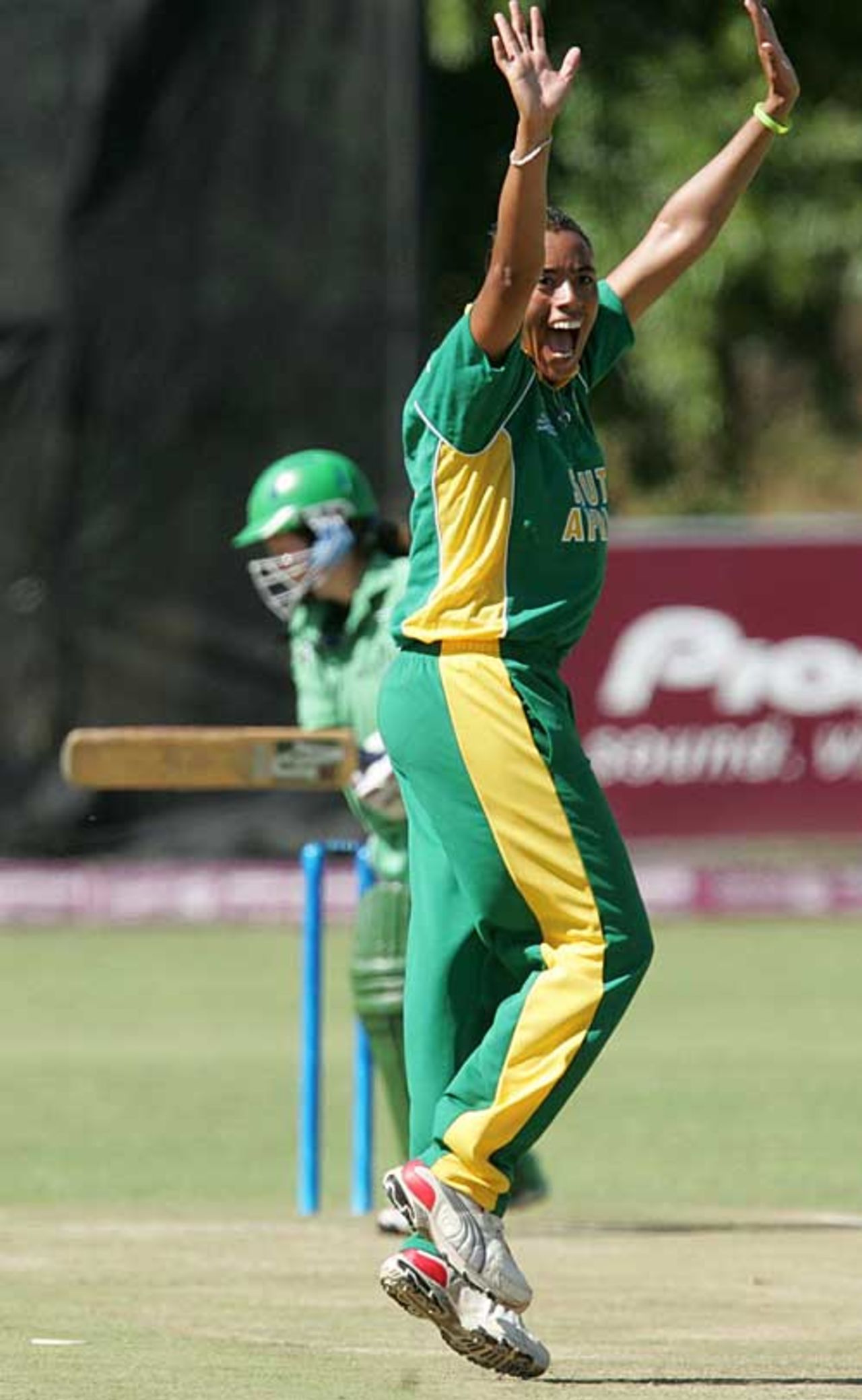 Alicia Smith roars an appeal against Ireland, South Africa v Ireland, ICC Women's World Cup Qualifiers, Stellenbosch, February 22, 2008
