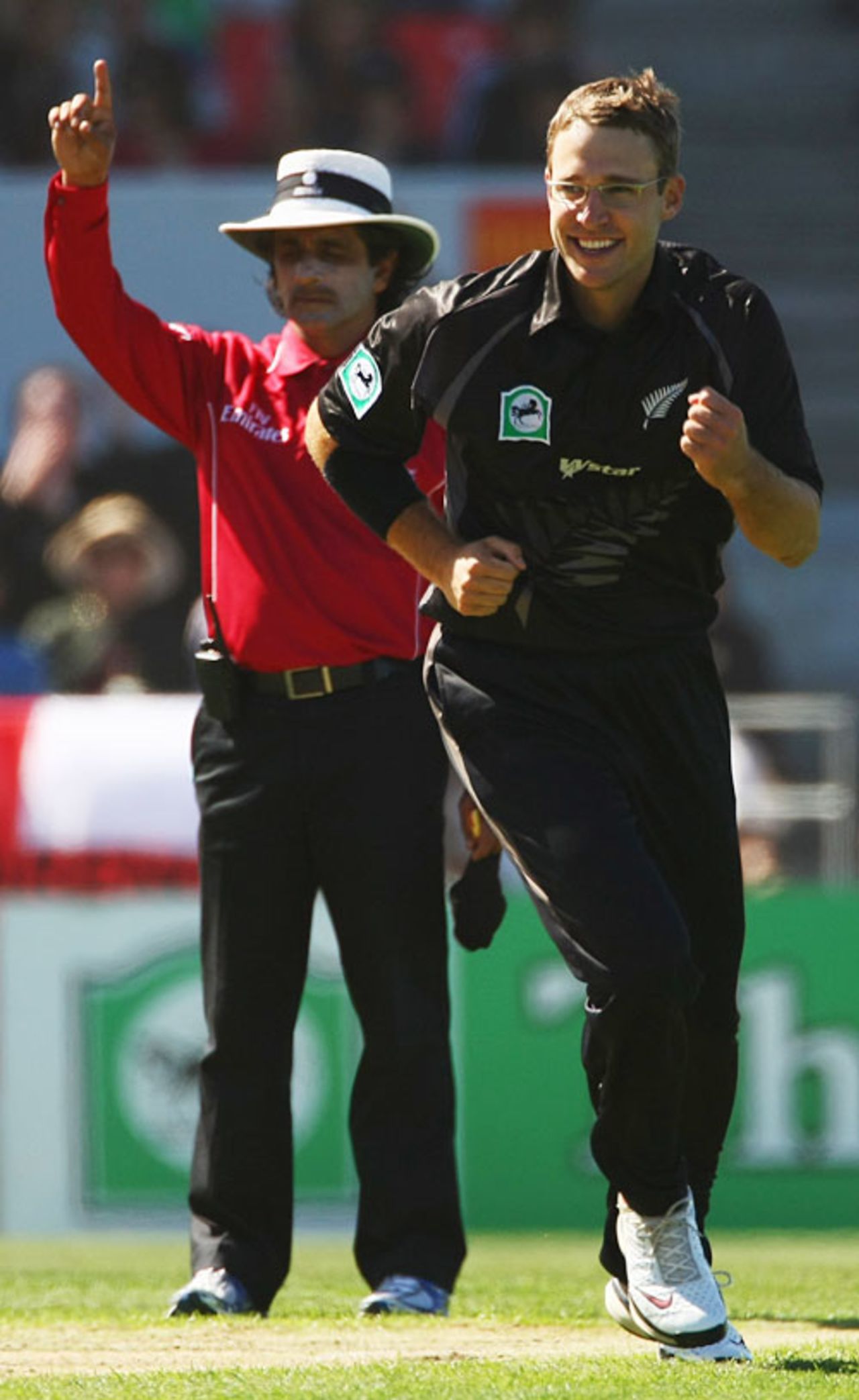 A jubilant Daniel Vettori traps Alastair Cook leg before, England v New Zealand, 5th ODI, Christchurch, February 23, 2008