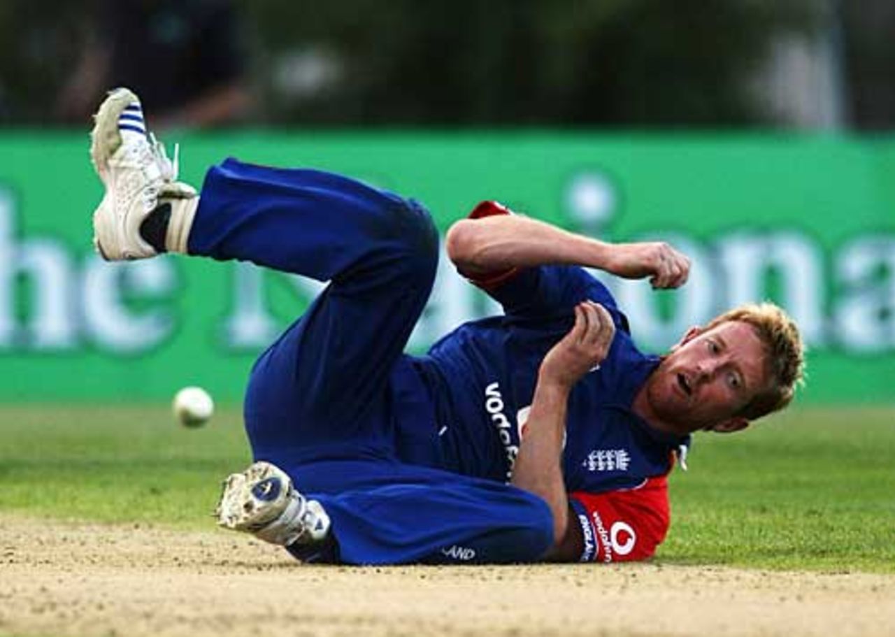 Paul Collingwood misses a catch off his own bowling, England v New Zealand, 5th ODI, Christchurch, February 23, 2008