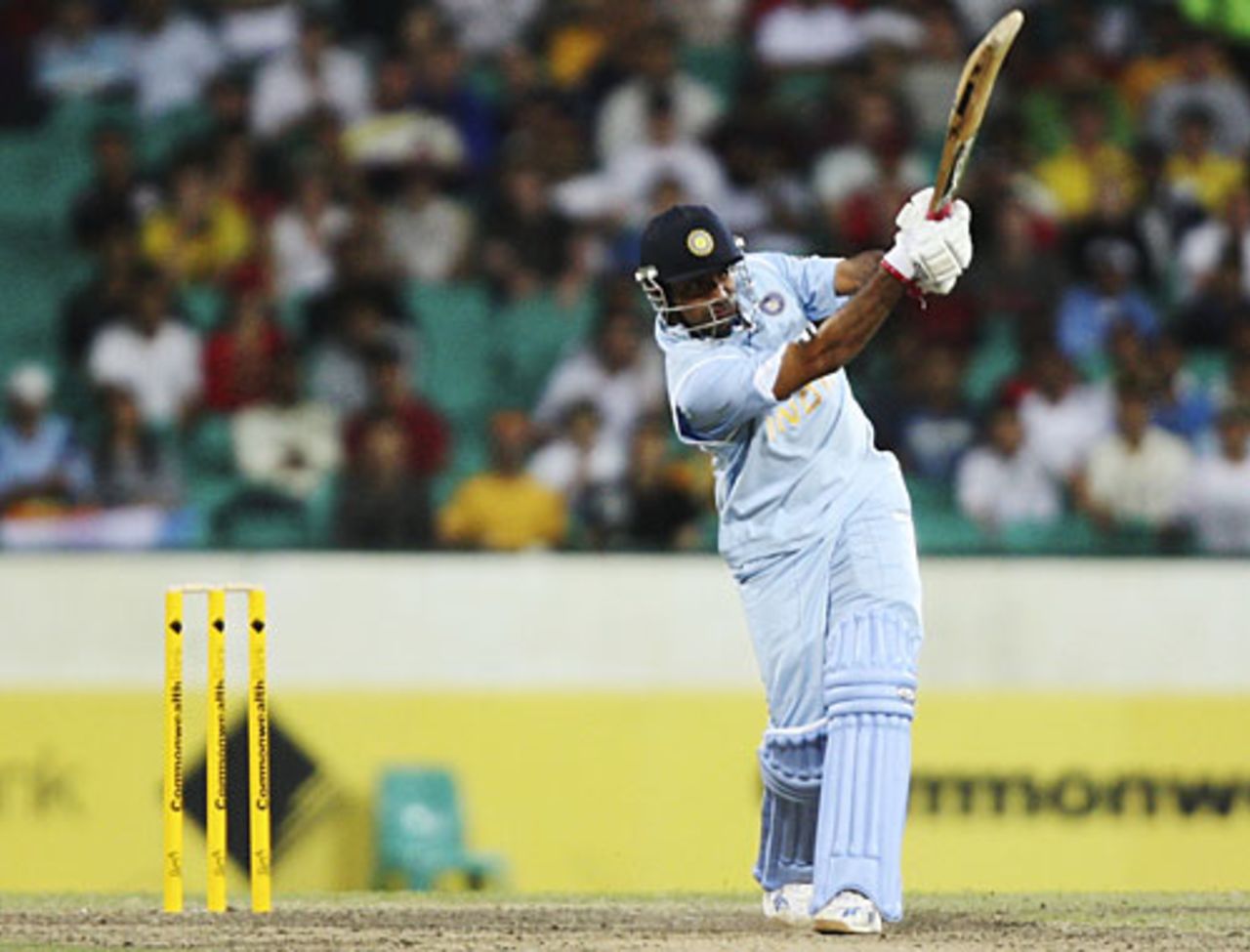 Robin Uthappa scored a quickfire 51, Australia v India, 10th ODI, CB Series, Sydney, February 24, 2008 
