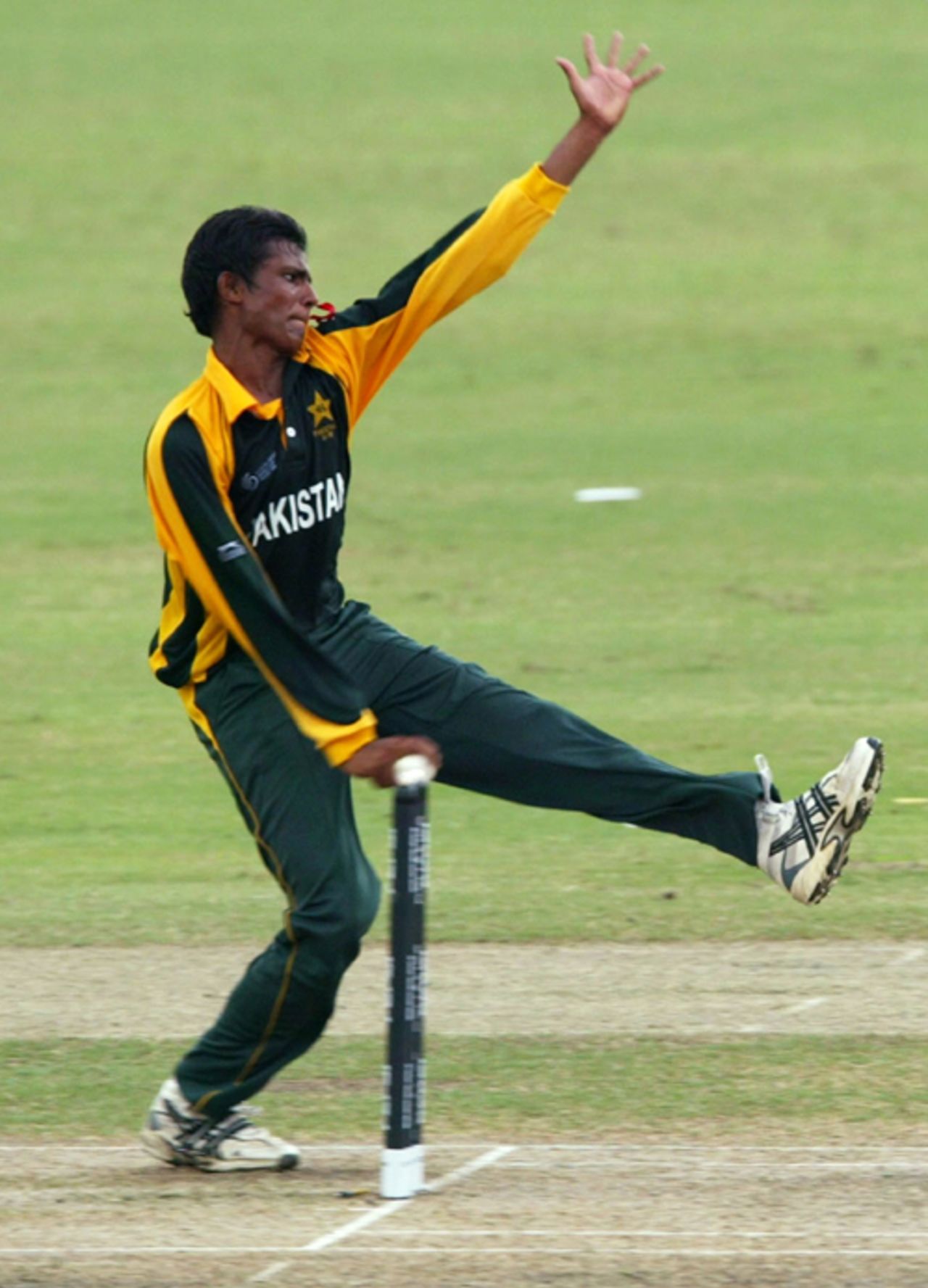 Azhar Attari in his delivery stride, Australia Under-19s v Pakistan U-19s, Under-19 World Cup quarter-finals, Kuala Lumpur, February 25, 2008 
