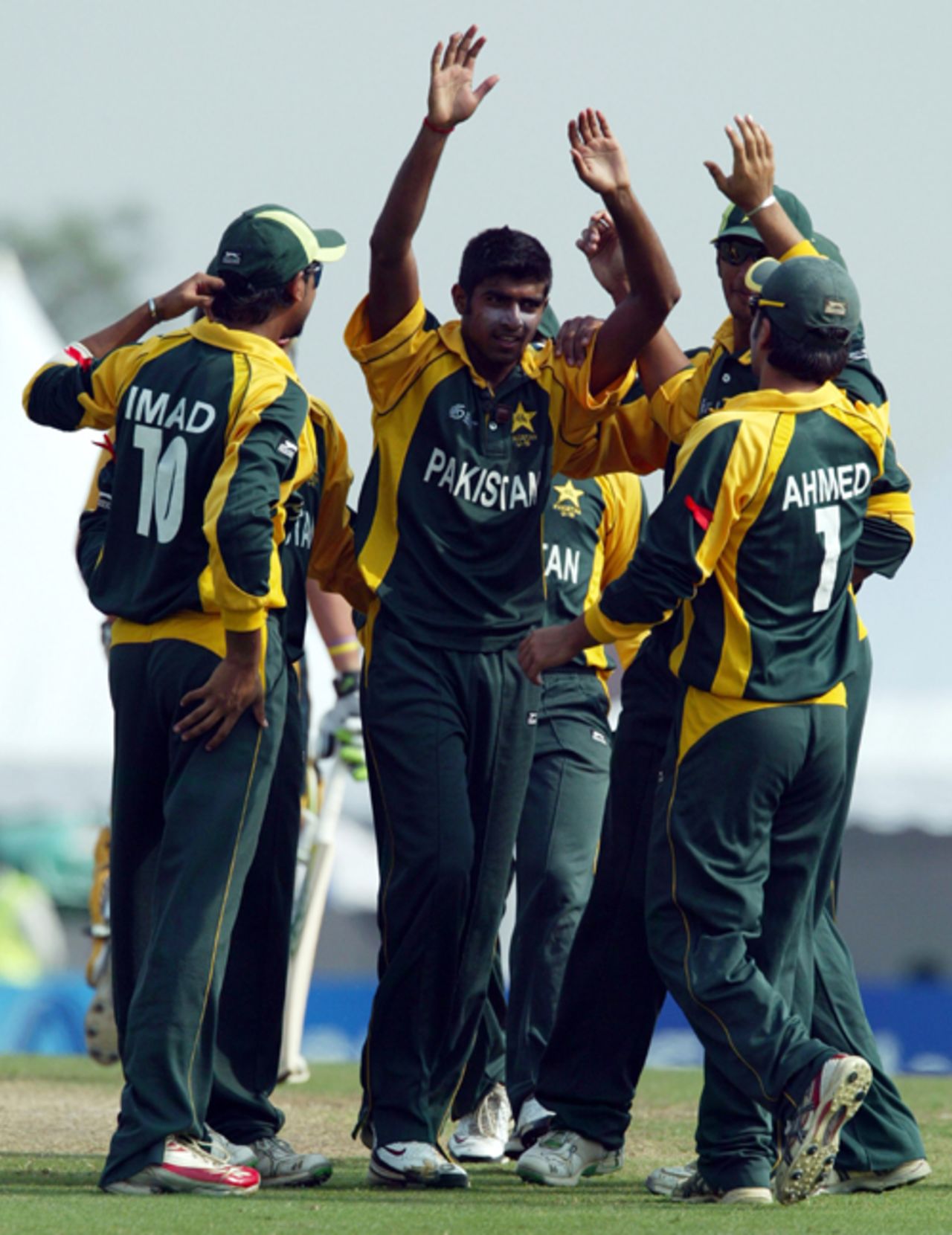 Adil Raza celebrates a wicket with his team-mates, Australia Under-19s v Pakistan U-19s, Under-19 World Cup quarter-finals, Kuala Lumpur, February 25, 2008 
