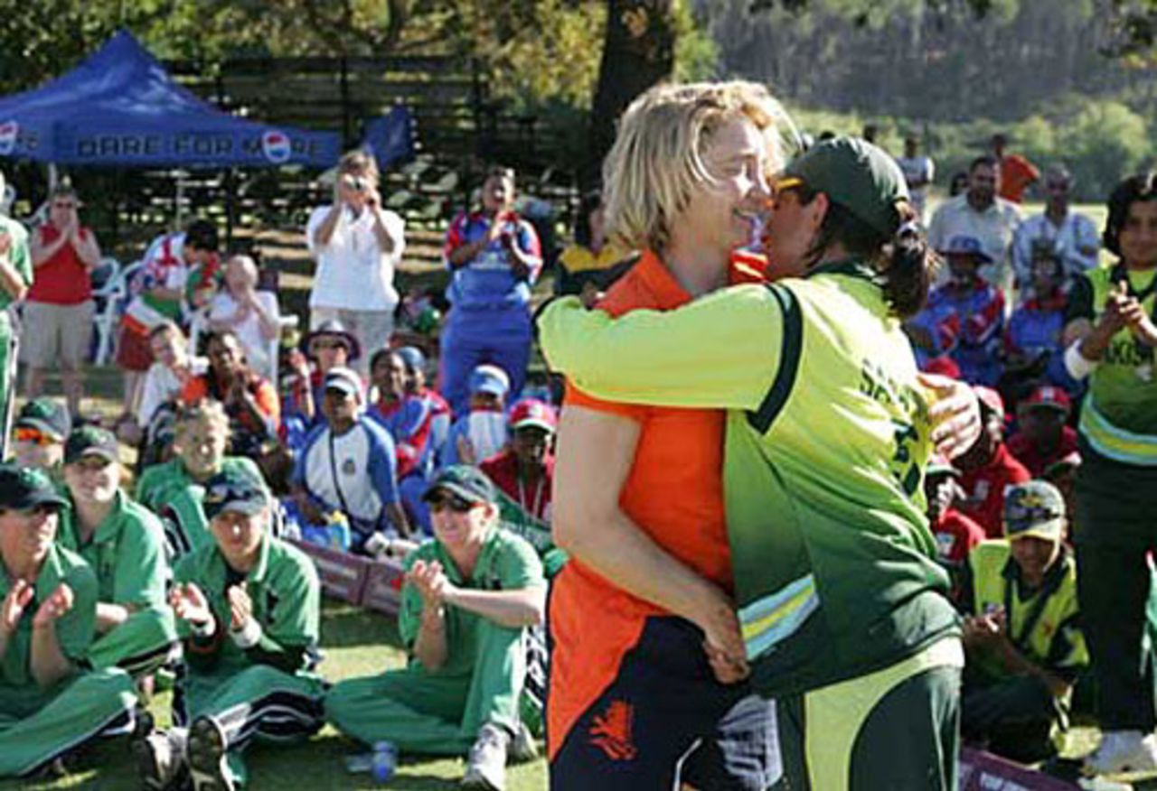 Caroline de Fouw and Sana Mir shared the Player-of-the-Tournament award, South Africa v Pakistan, ICC Women's World Cup Qualifiers final, Stellenbosh, February 24, 2008