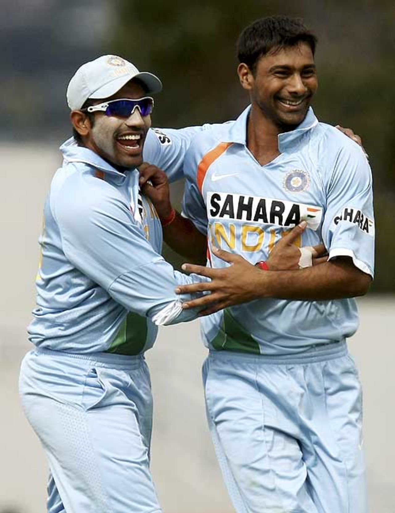 Robin Uthappa and Praveen Kumar celebrate as Sri Lanka collapse, India v Sri Lanka, 11th ODI, CB Series, Hobart, February 26, 2008