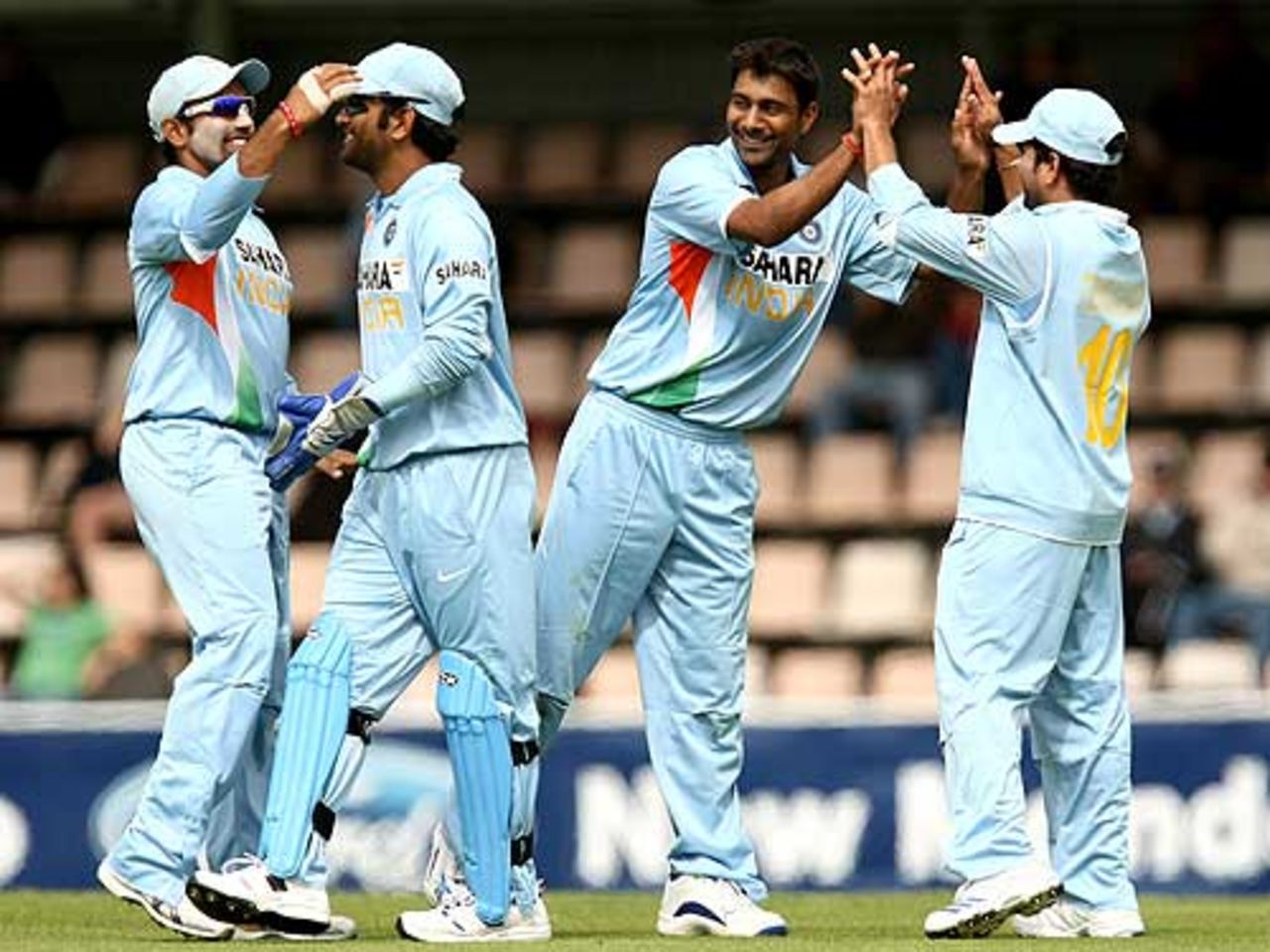 Mahendra Singh Dhoni's decision to bring in Praveen Kumar worked like a charm, India v Sri Lanka, 11th ODI, CB Series, Hobart, February 26, 2008