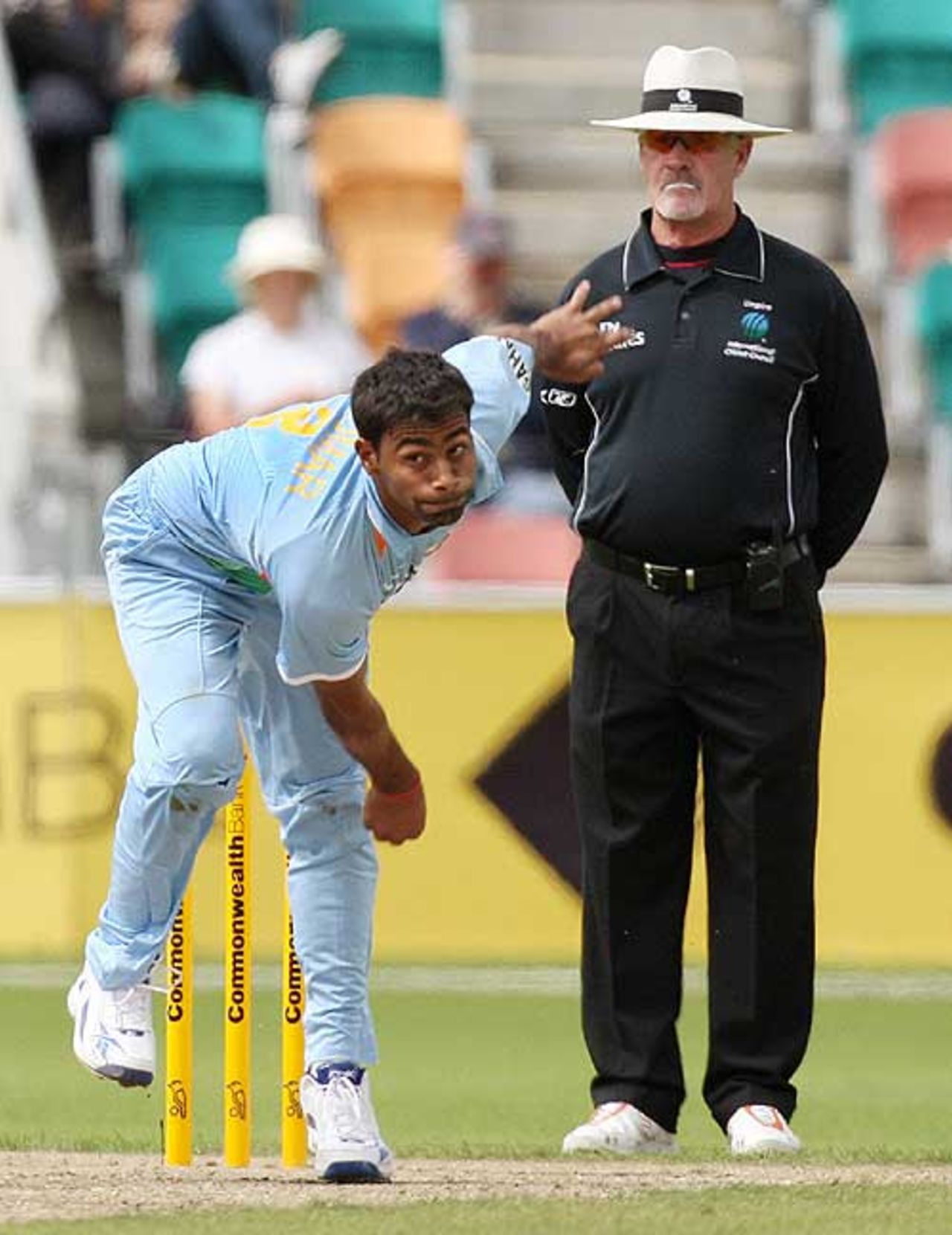 Praveen Kumar snapped up 4 for 31 with his medium pace, India v Sri Lanka, 11th ODI, CB Series, Hobart, February 26, 2008