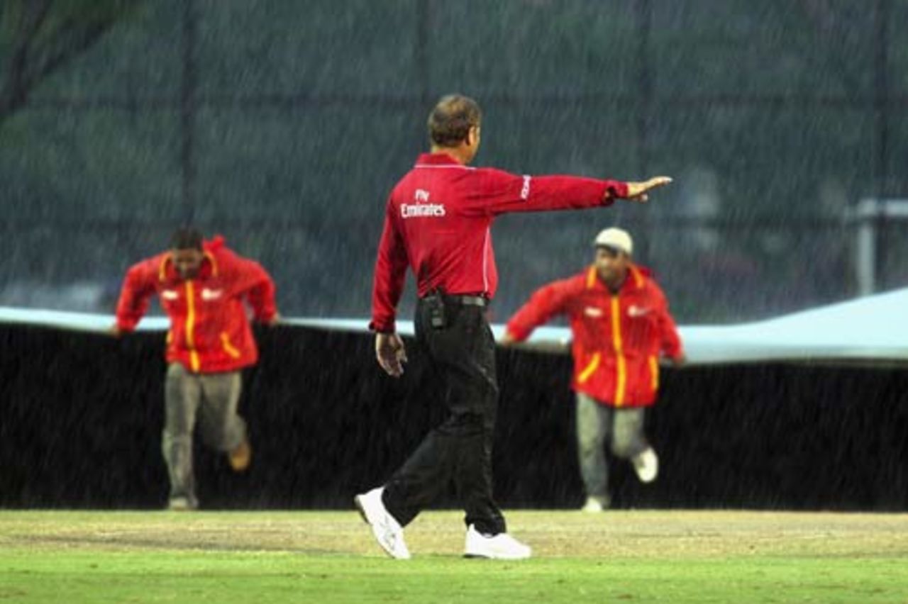 The covers are hurriedly brought out as it starts to rain, India U-19 v New Zealand U-19, Under-19 World Cup, Kuala Lumpur, February 27, 2008