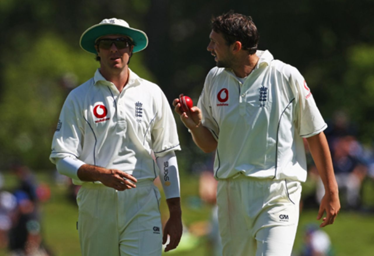 Michael Vaughan and Steve Harmison discuss strategy, New Zealand Select XI v England XI, three-day tour match, Dunedin, 1st day, February 28, 2008 

