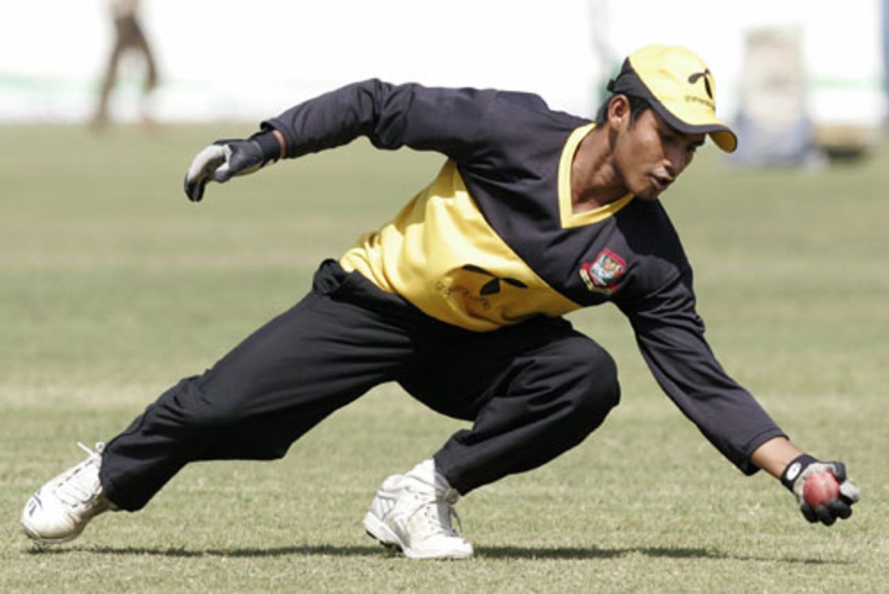 Mohammad Ashraful pulls off an athletic catch during training, Chittagong, February 28, 2008
