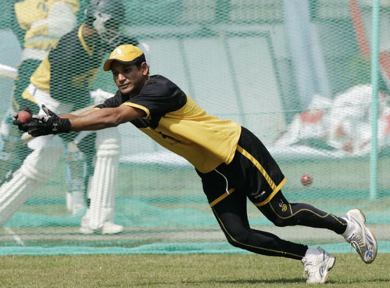 Habibul Bashar pulls off a sharp catch in training, Chittagong, February 28, 2008