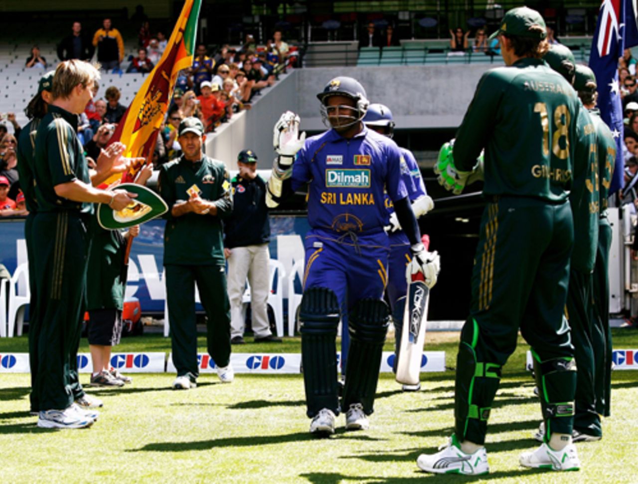 Australia's players line up as Sanath Jayasuriya walks out for his final innings on Australian soil, Australia v Sri Lanka, CB Series, 12th ODI, Melbourne, February 29, 2008
