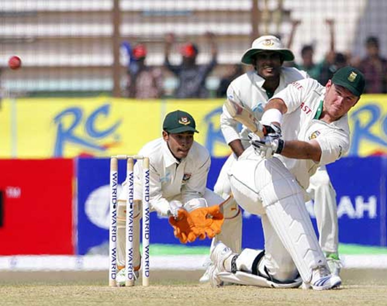 Graeme Smith takes the Bangladesh attack to task, Bangladesh v South Africa, 2nd Test, Chittagong, 1st day, February 29, 2008