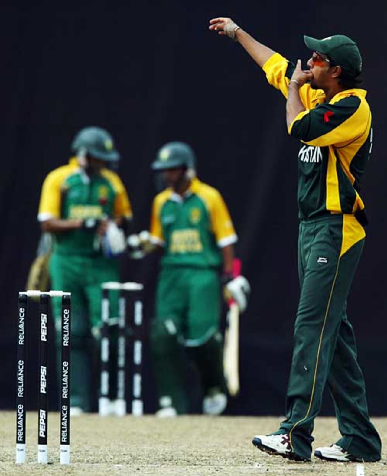 Imad Wasim directs his team-mates, Pakistan v South Africa, 2nd semi-final, Under-19 World Cup, Kuala Lumpur, February 29, 2008 