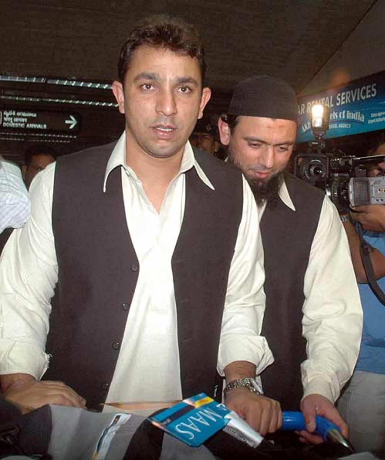Azhar Mahmood and Saqlain Mushtaq arrive in Hyderabad, March 1, 2008