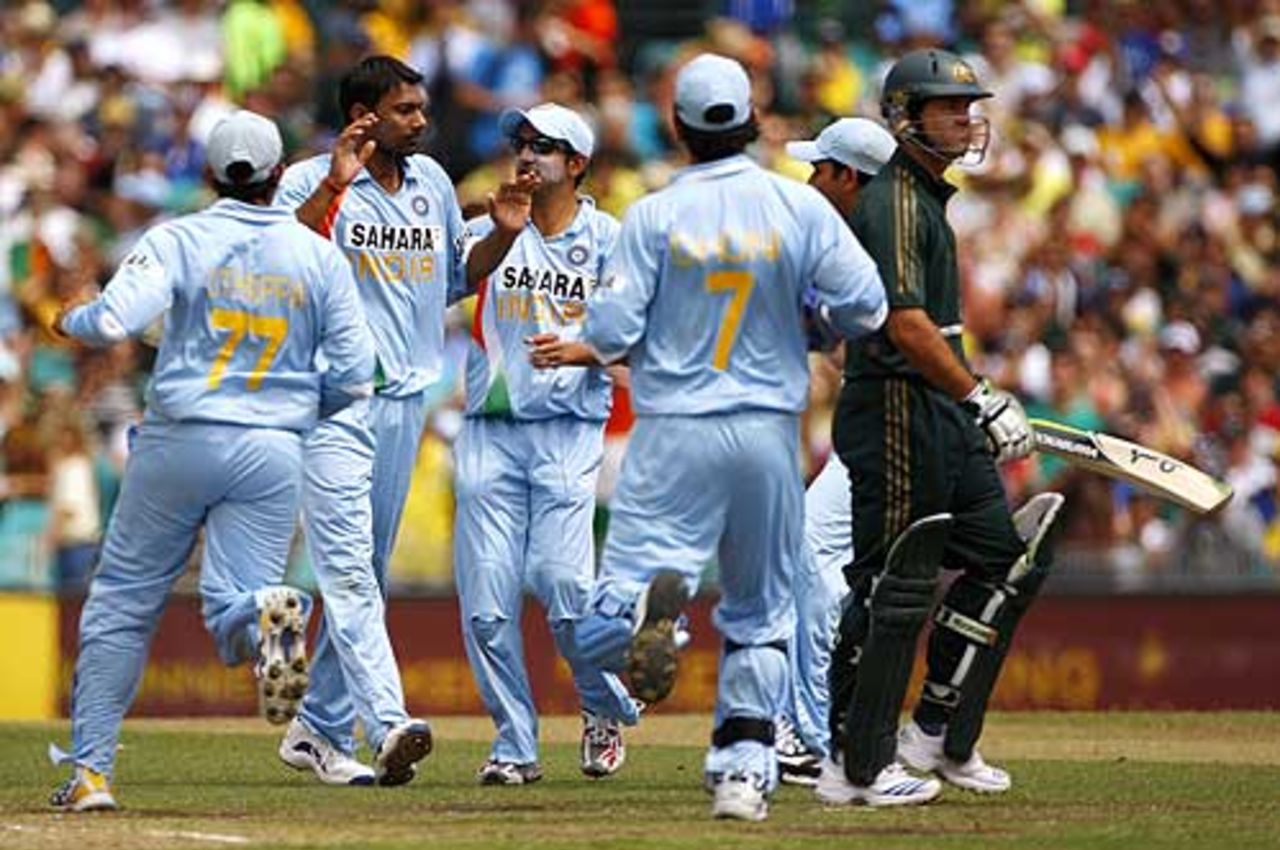 Praveen Kumar got rid of Ricky Ponting for 1, Australia v India, CB Series, 1st final, Sydney, March 2, 2008