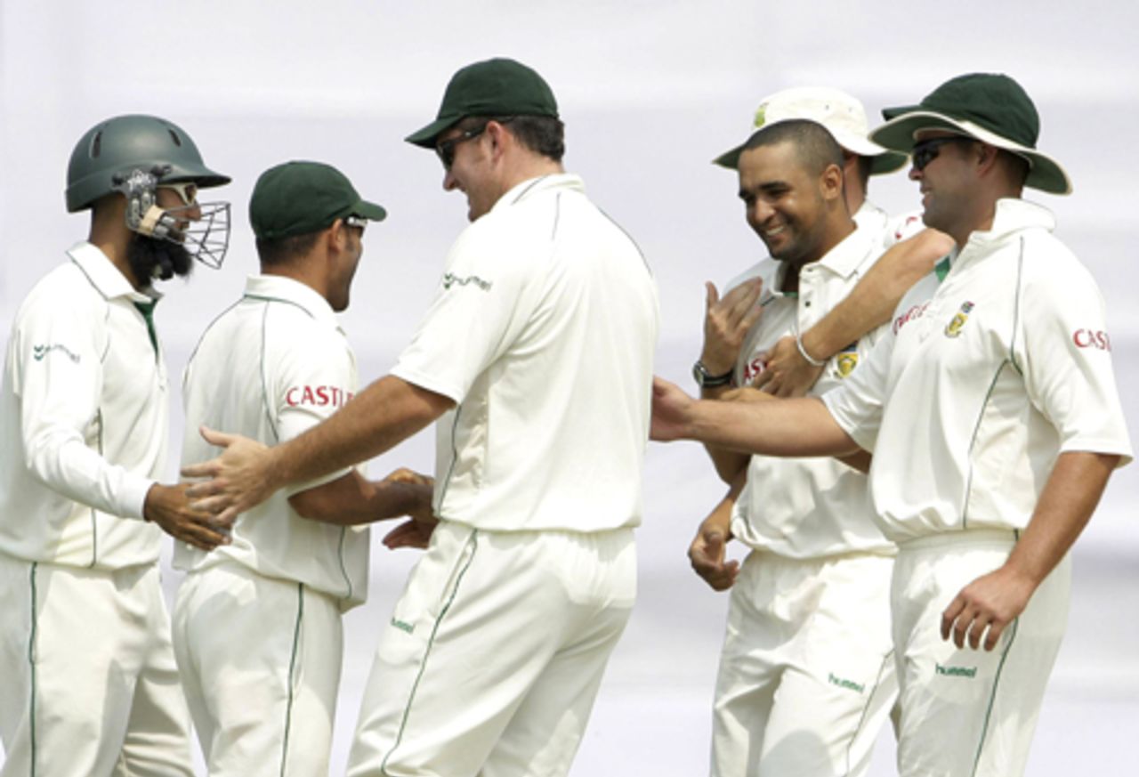 Robin Peterson is congratulated by his team-mates after taking a wicket,n Bangladesh v South Africa, 2nd Test, Chittagong, 3rd day, March 2, 2008 