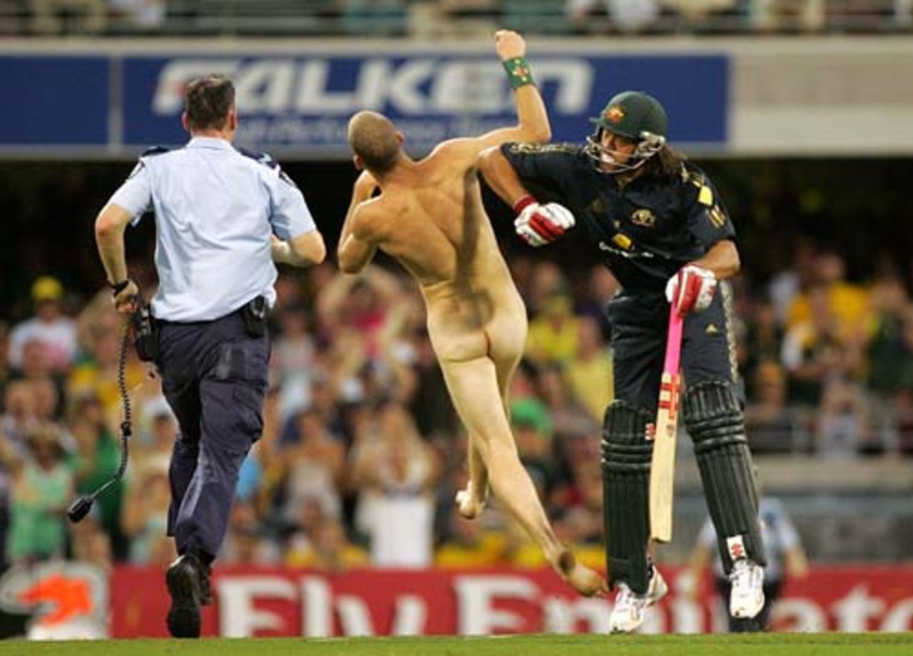 Andrew Symonds shoulder barges a streaker, Australia v India, CB Series, 2nd final, Brisbane, March 4, 2008 