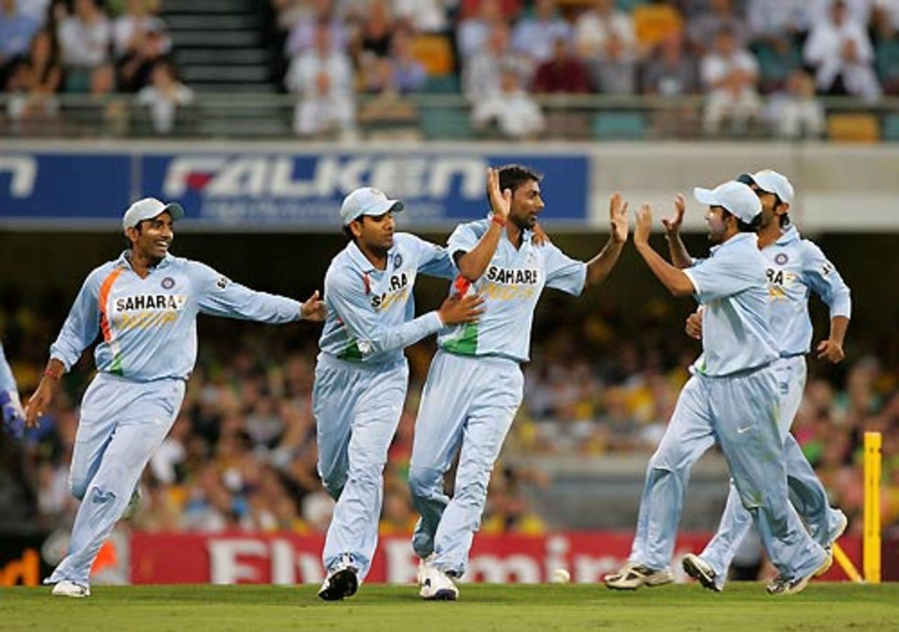 Praveen Kumar and the rest celebrate as Australia lose early wickets, Australia v India, CB Series, 2nd final, Brisbane, March 4, 2008 