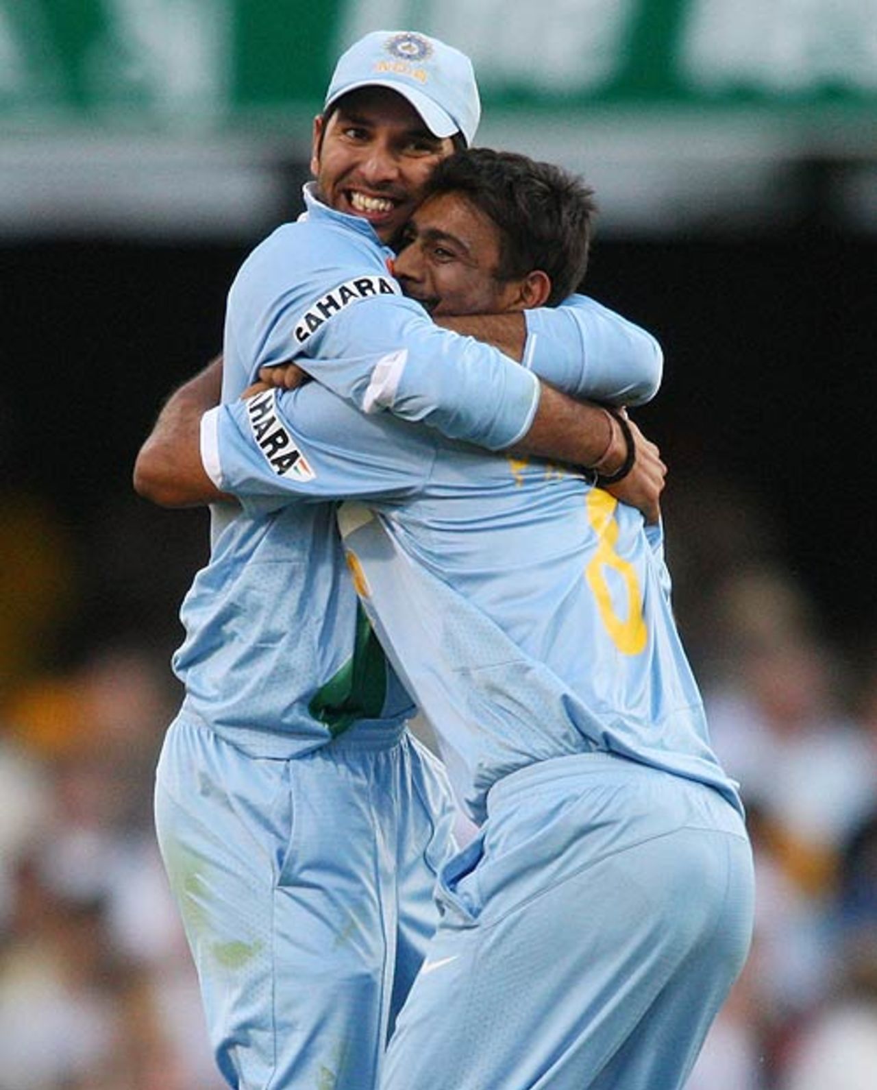 Yuvraj Singh and Praveen Kumar combine to dismiss Ricky Ponting, Australia v India, CB Series, 2nd final, Brisbane, March 4, 2008 
