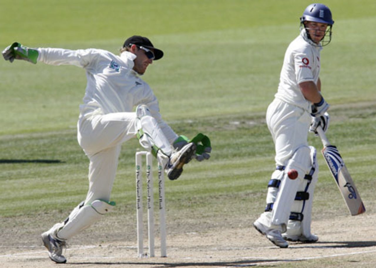 Brendon McCullum juggles and drops Tim Ambrose , New Zealand v England, 1st Test, Hamilton, March 7, 2008