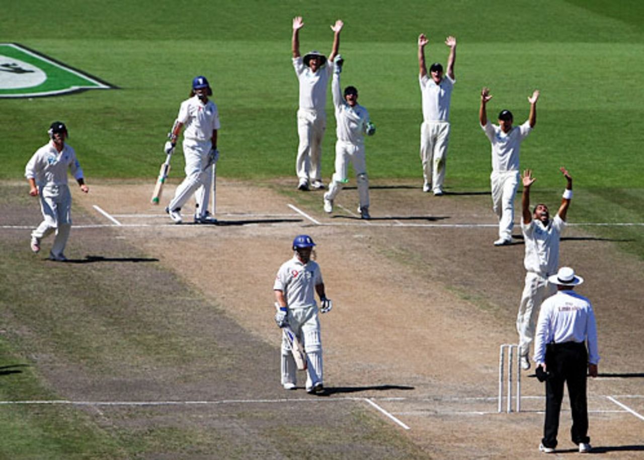 Jeetan Patel roars an appeal against Ryan Sidebottom ... "what a super ball, in with the arm, it beats the edge and a loud and long and confident appeal is turned down", New Zealand v England, 1st Test, Hamilton, March 7, 2008