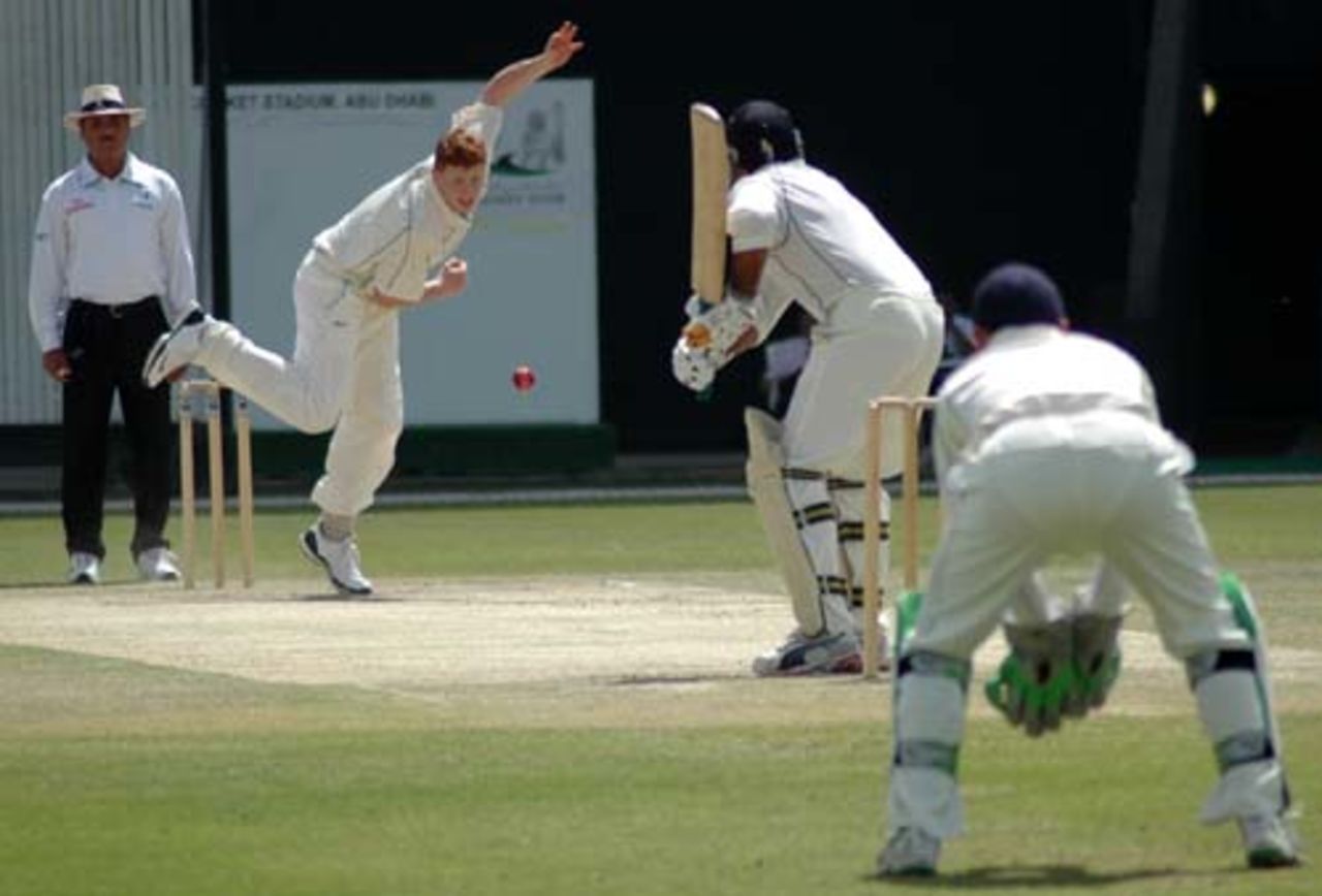Amjad Ali lines up against Kevin O'Brien, UAE v Ireland, Intercontinental Cup, 3rd day, Abu Dhabi, March 8, 2008 
