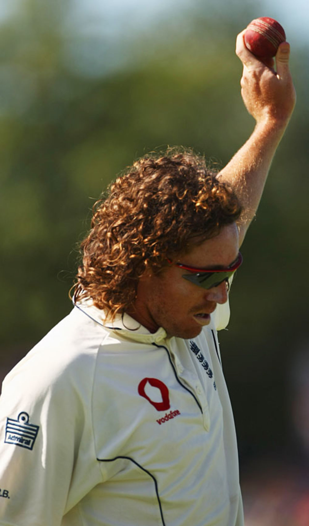 Ryan Sidebottom acknowledges the crowd as he leaves the field after finishing with 6 for 49, New Zealand v England, 1st Test, Hamilton, March 9, 2008