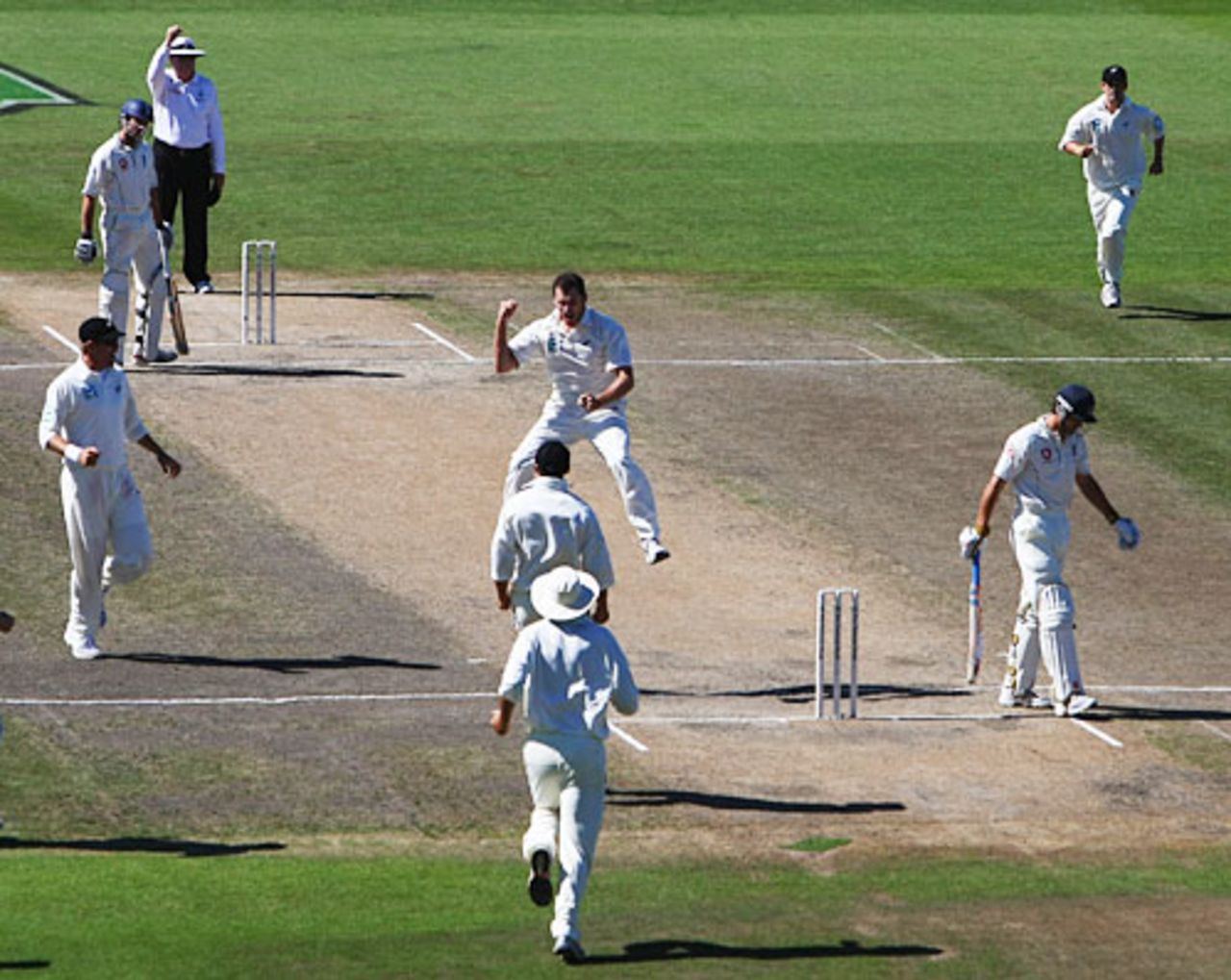 Kyle Mills starts England's slide by dismissing Alastair Cook, New Zealand v England, 1st Test, Hamilton, March 9, 2008