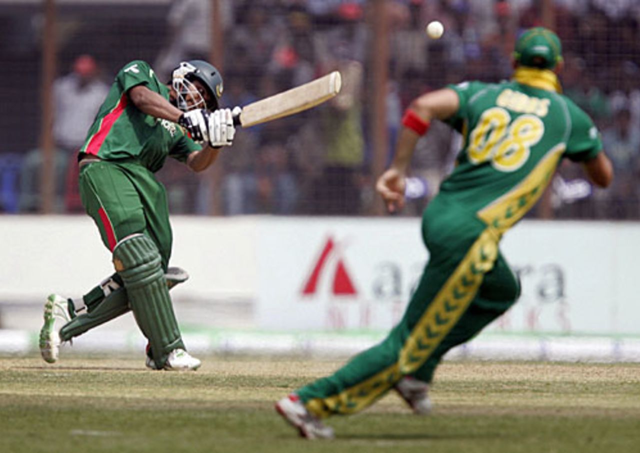 Tamim Iqbal heaves on over long-off, Bangladesh v South Africa, 1st ODI, Chittagong, March 9, 2008