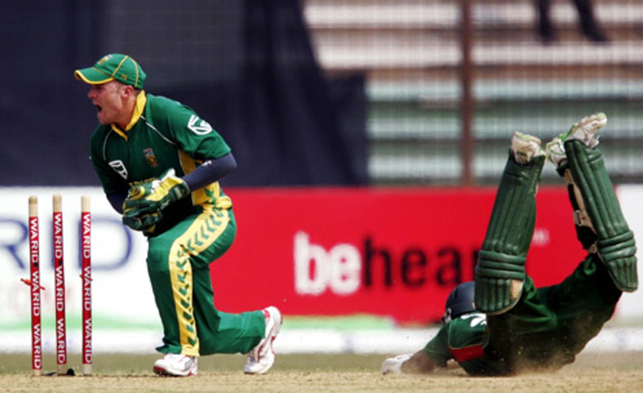 Tamim Iqbal dives to make his ground while AB de Villiers knocks off the bails, Bangladesh v South Africa, 1st ODI, Chittagong, March 9, 2008
